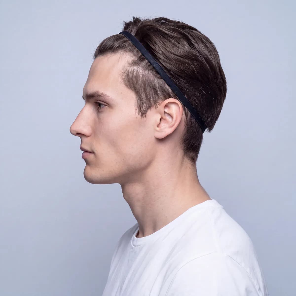 A correct side reference photo: a true 90° turn, the far eyebrow not visible, the whole ear including the tragus exposed, gaze level and straight ahead.